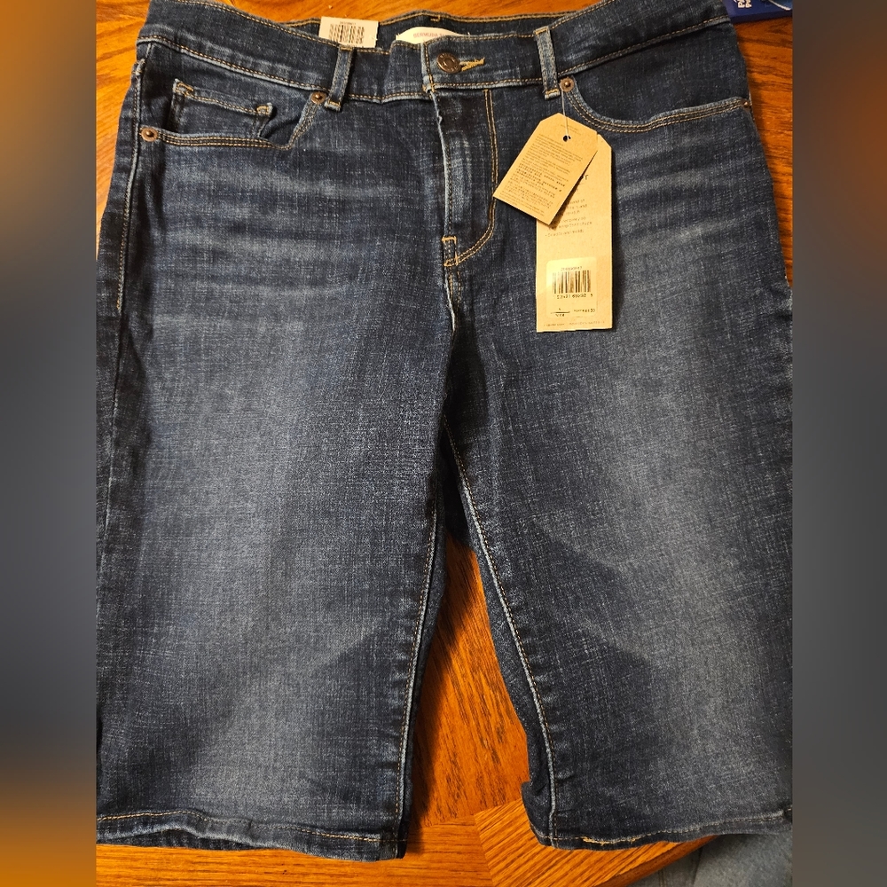 Levis Bermuda shorts size 6/28 NWT